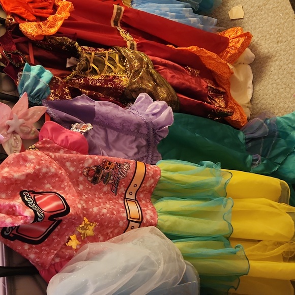 Lot of girls dress up Disney princesses costume party - Picture 4 of 8